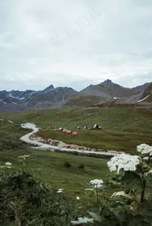 高山绿色草原图片