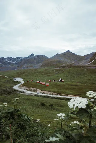 高山绿色草原图片
