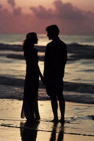落日海边沙滩情侣散步，爱情520情人节婚纱照