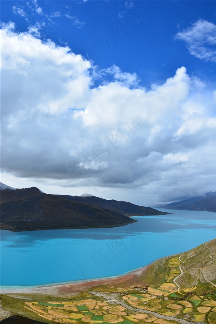 湖泊山峦图片
