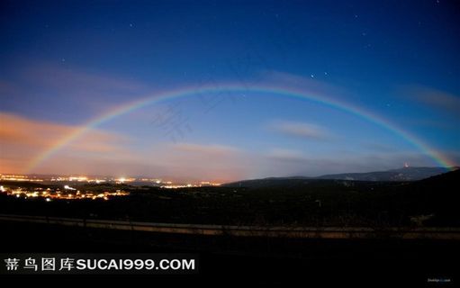 傍晚天空上的彩虹