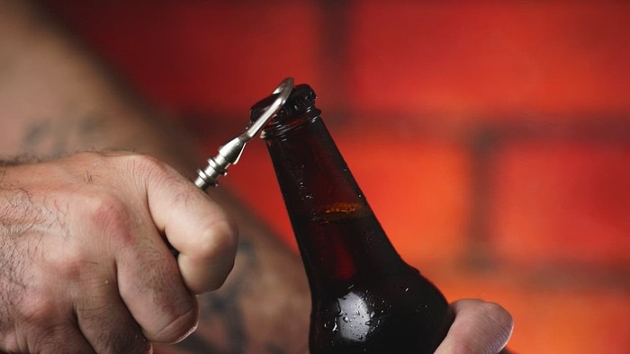 打开啤酒瓶特写视图