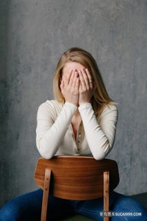 蒙着脸害羞的美女图片