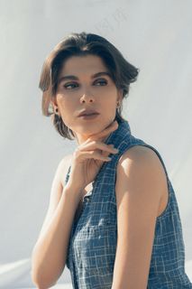 表情严肃的美女图片