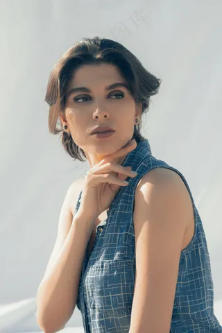 表情严肃的美女图片