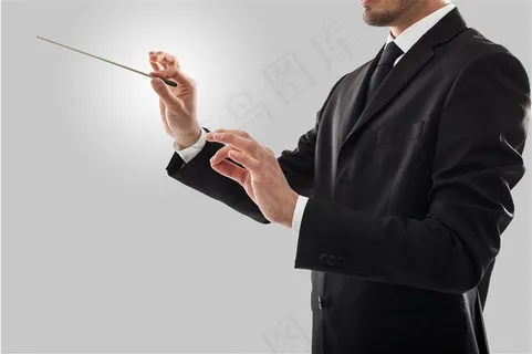穿西装拿着指挥棒演奏的指挥家高清图片 穿西装拿着指挥棒演奏的指挥家高清图片