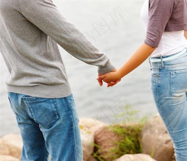 海边情侣牵手图片