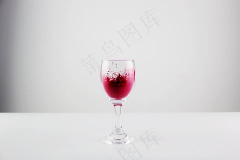 红酒高脚杯图片