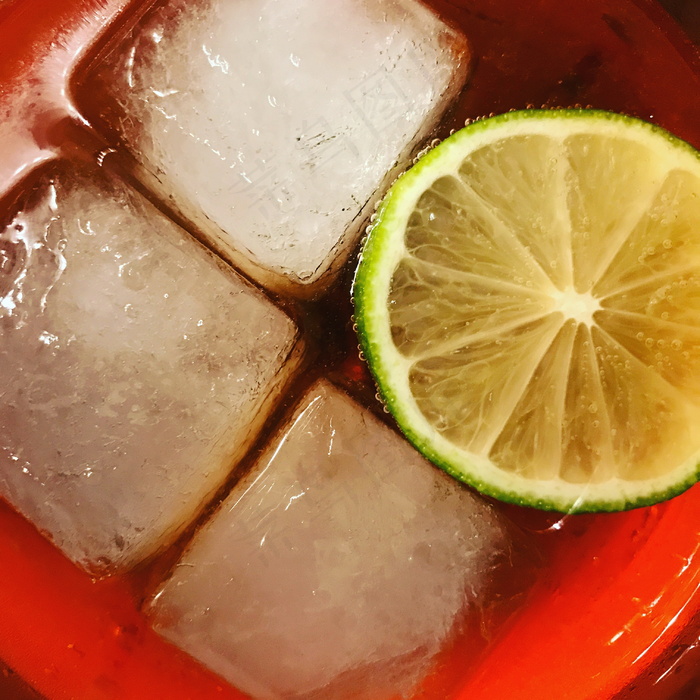 柠檬饮料加冰块图片