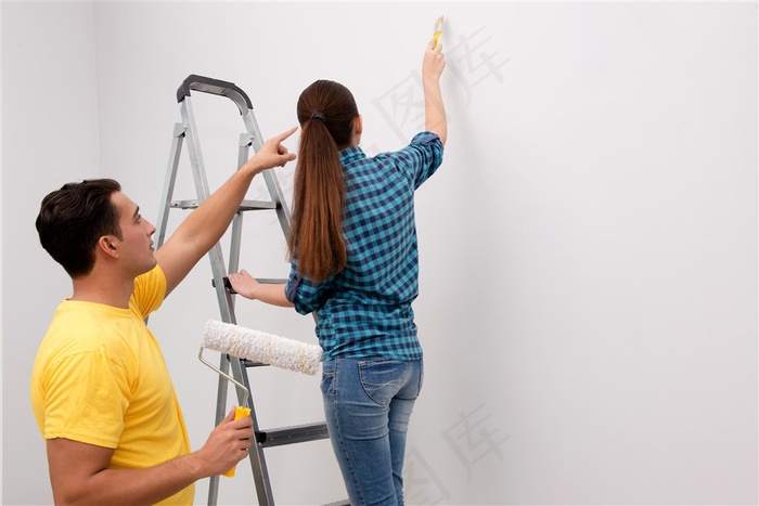 下在刷墙的情侣