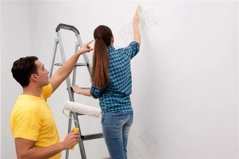 下在刷墙的情侣