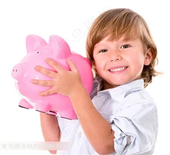 手抱小红猪储蓄罐的欧美小男孩