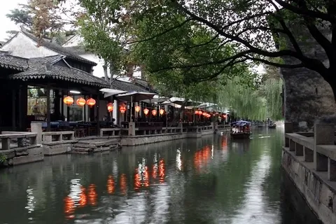 河道边的长廊上挂着的红灯笼 河道边的长廊上挂着的红灯笼