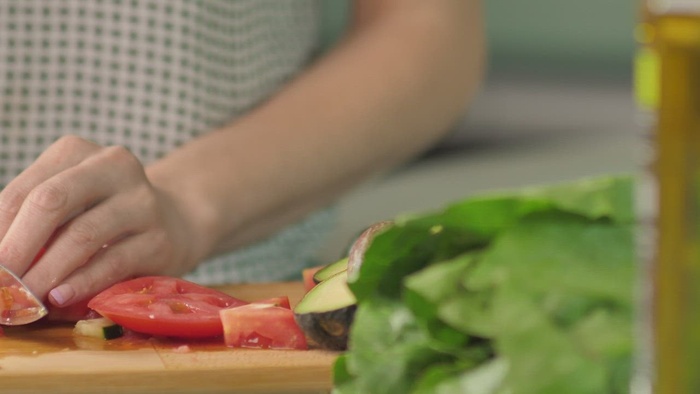 准备一份健康沙拉的女人