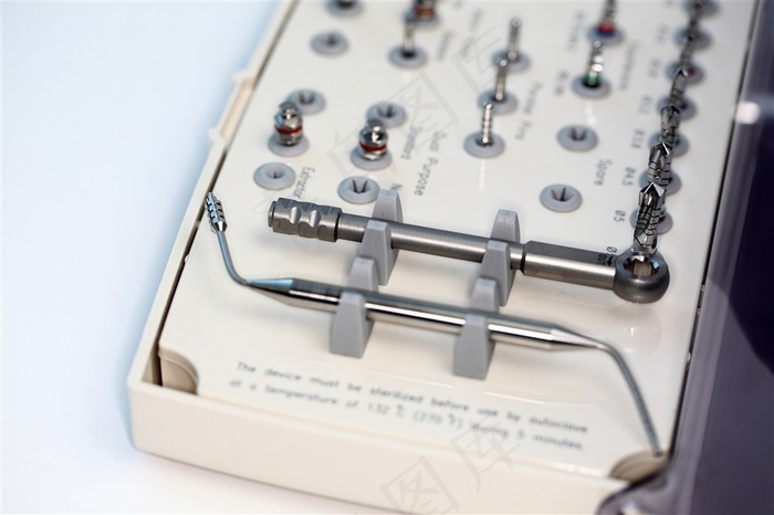 工具箱里的钣手和螺丝