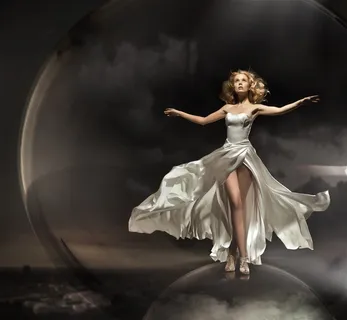 西方晚礼服美女图片写真