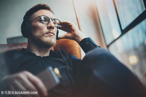 戴耳麦听音乐的男人高清图片