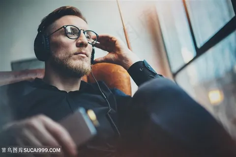 戴耳麦听音乐的男人高清图片 戴耳麦听音乐的男人高清图片
