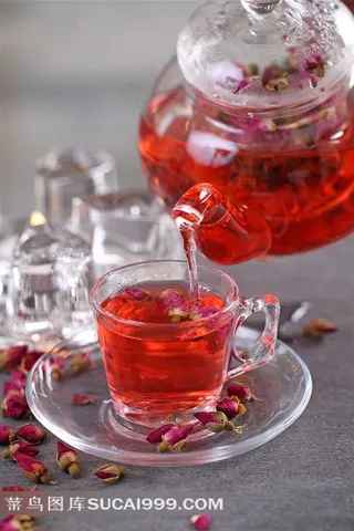 倒入杯子的玫瑰花花茶和蜡烛台
