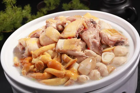 菌菇炖老鸡 (1)
