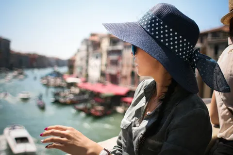侧身美女头像图片 侧身美女头像图片