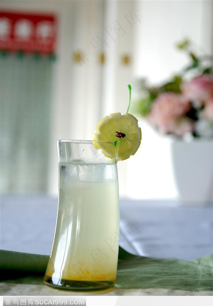 装在特型玻璃杯里的美味饮品蜂蜜柚子茶