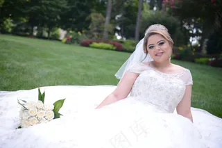 草地婚纱照图片