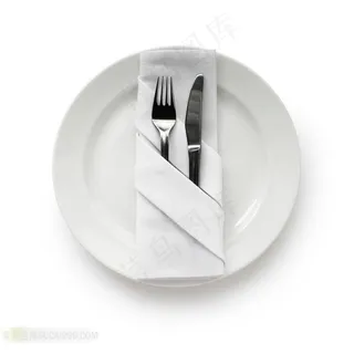 盘子里放着的刀叉餐巾