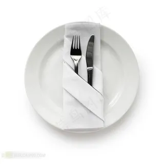 盘子里放着的刀叉餐巾
