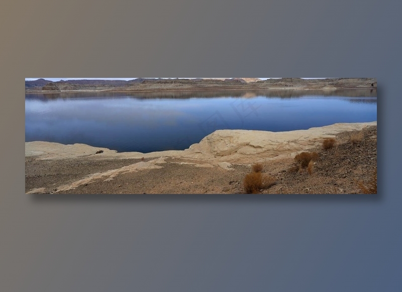 石壁围绕的天池