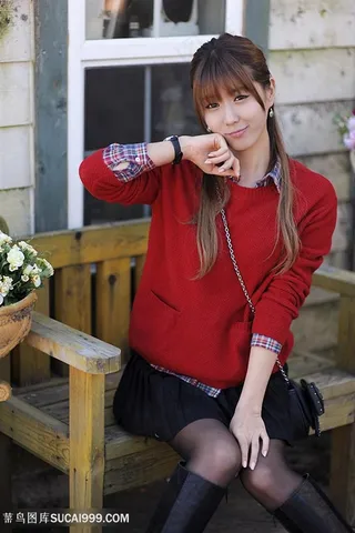 俏皮可爱的韩国美女许允美私拍写真图片