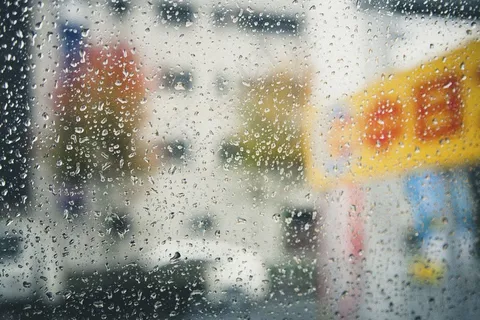 玻璃上的水珠背景图片 玻璃上的水珠背景图片