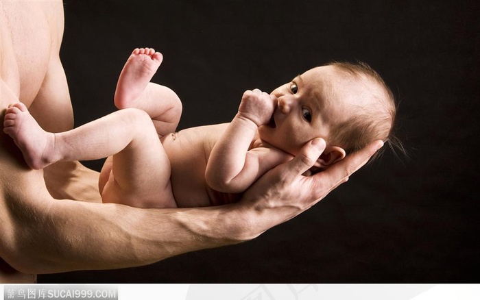 父亲臂弯里的婴儿