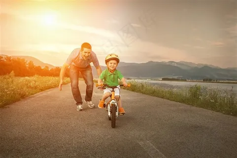 教孩子学骑车的男人 教孩子学骑车的男人