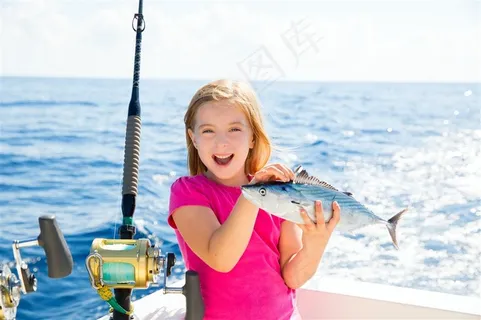 钓鱼的小女孩高清摄影