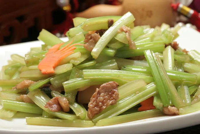家芹炒肉 (1)