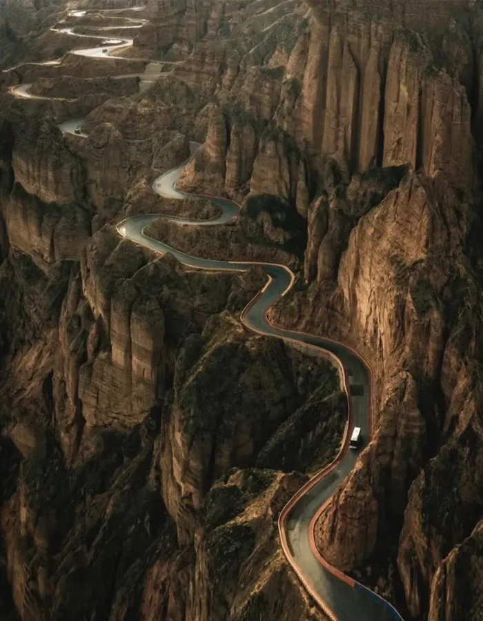 弯曲山路图
