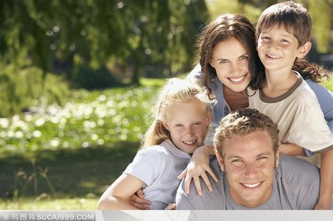 幸福家庭-外国一家四口幸福的在一起外出踏青