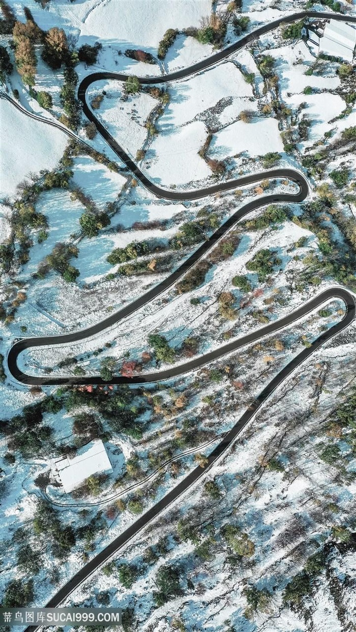俯拍蜿蜒曲折的公路