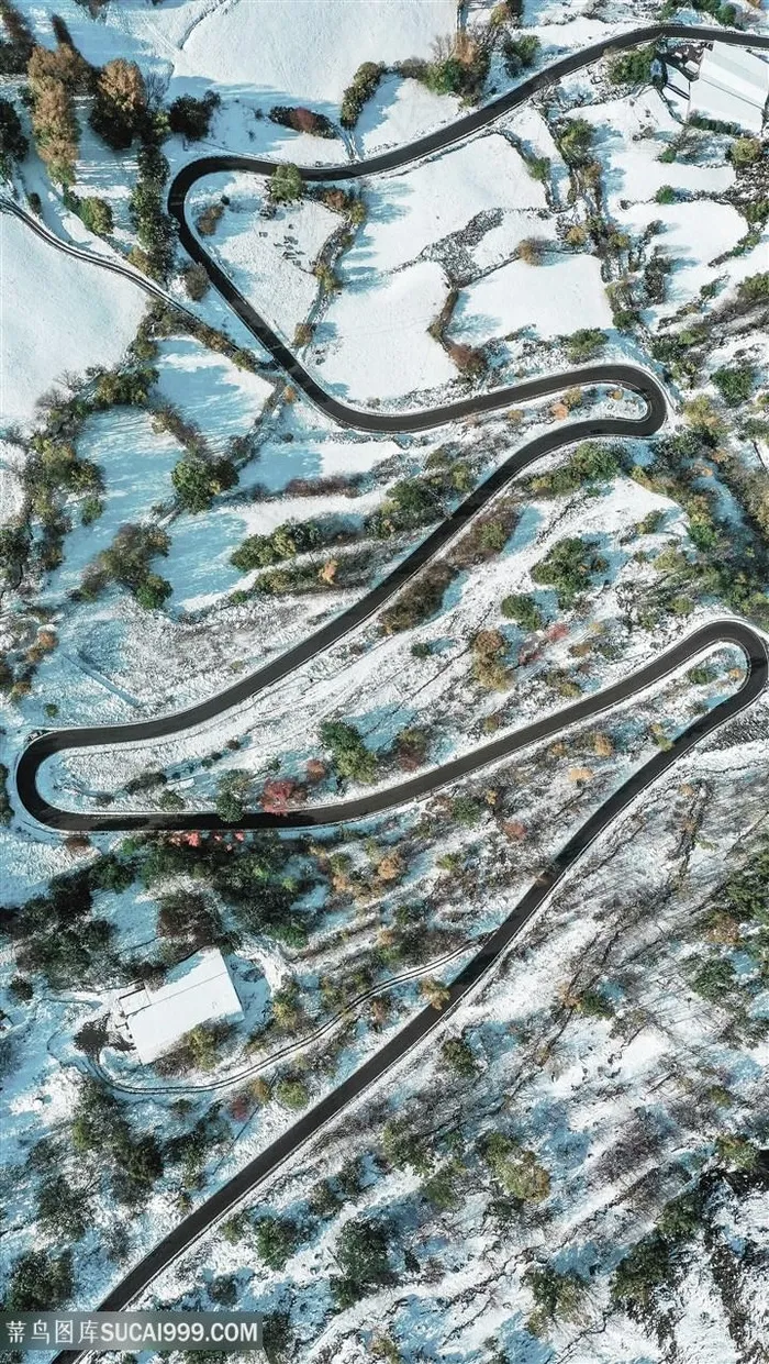 俯拍蜿蜒曲折的公路