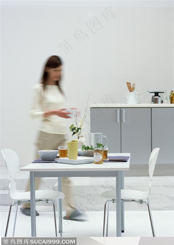 家居生活-端菜到餐桌上的年轻妻子