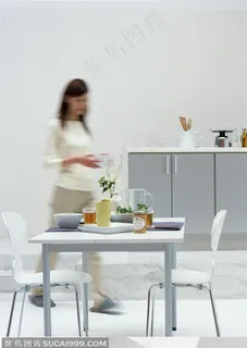 家居生活-端菜到餐桌上的年轻妻子 家居生活-端菜到餐桌上的年轻妻子