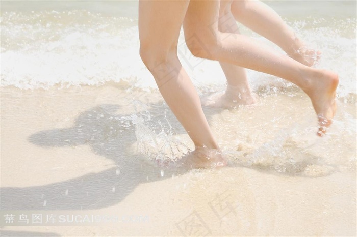 海边奔跑的泳装美少女素材