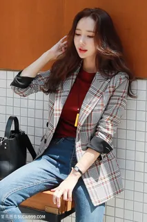 靠在墙上的韩国*气质美女李妍静图片