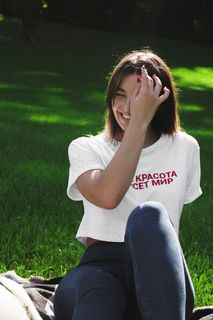 绿色草地美女图片