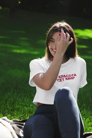 绿色草地美女图片