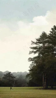 天空白云下的草坪放风筝，简约踏青春天摄影图