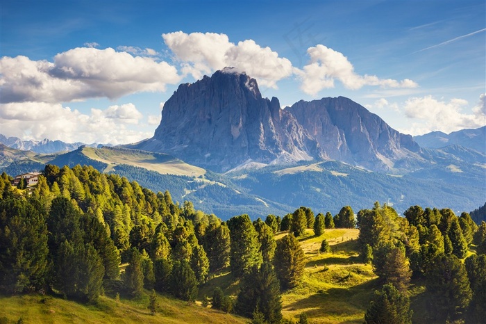 蓝天白云下很美丽的风景