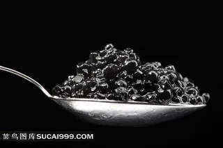 一勺美味的黑色鱼子酱