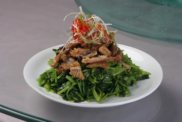 鲮鱼拌菠菜 (1)